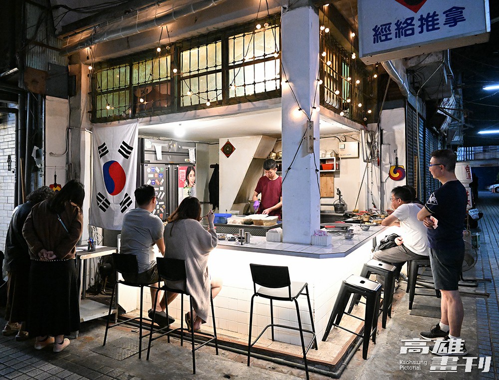 苓雅市場從白天熱鬧的傳統市場到夜晚變身為繁華夜市，形成全臺少見的「一日三市」市集。(攝影/Carter)