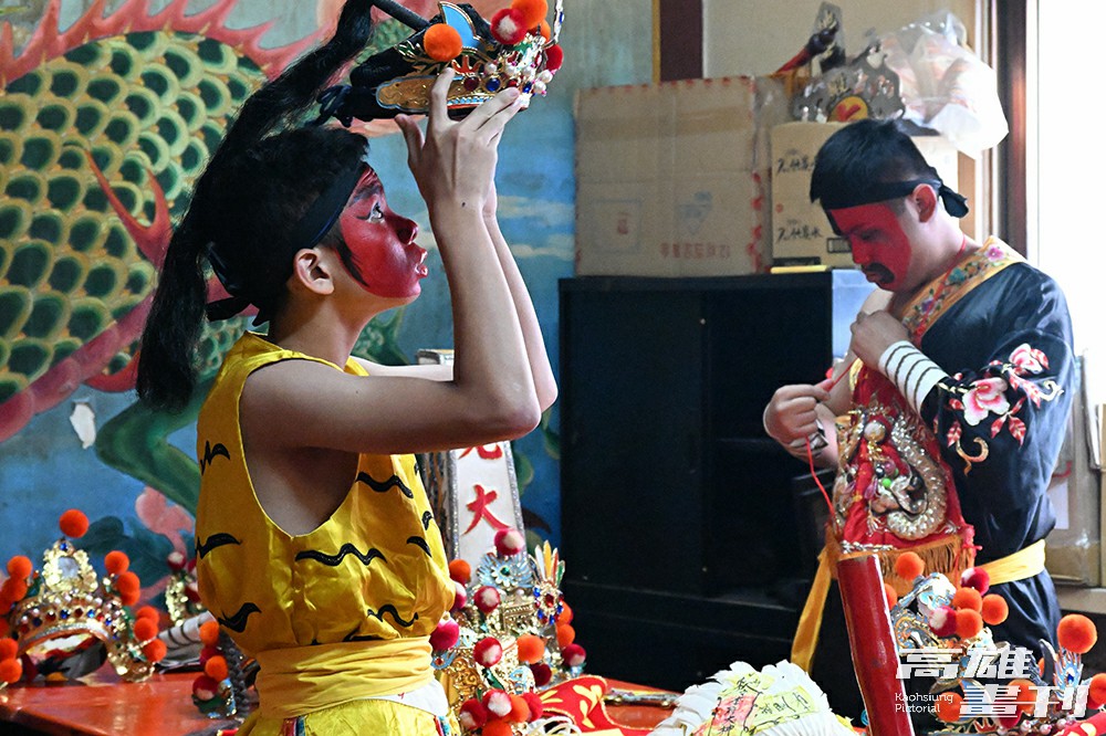 家將們陸續開臉（畫臉）、著神服、戴神冠，由會長帶領焚香稟告李府大神，完成「上馬」儀式後，家將就是神明的代表，必須禁食、噤口不語，言行舉止都要嚴守規矩。(攝影/Carter)