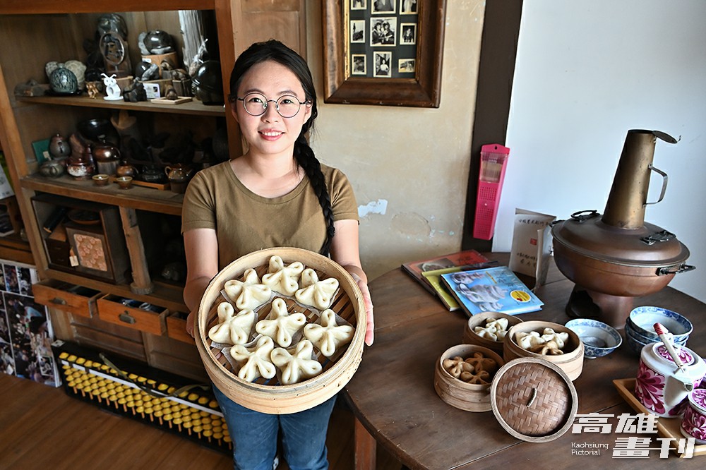 SOHO工房成員之一的小安從老屋修繕過程中，發想出窗花饅頭創意美食。(攝影/Carter)