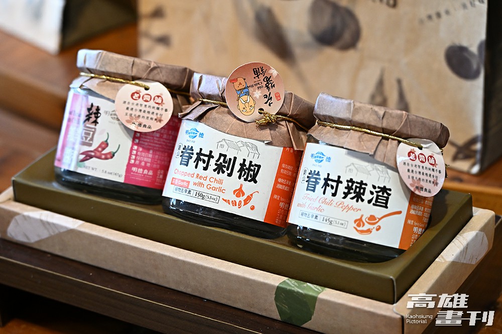 除了辣豆瓣醬、經典陳年醬，明德食品也陸續推出懷味眷村、醬菜系列、自耕小農等產品。(攝影/Carter)