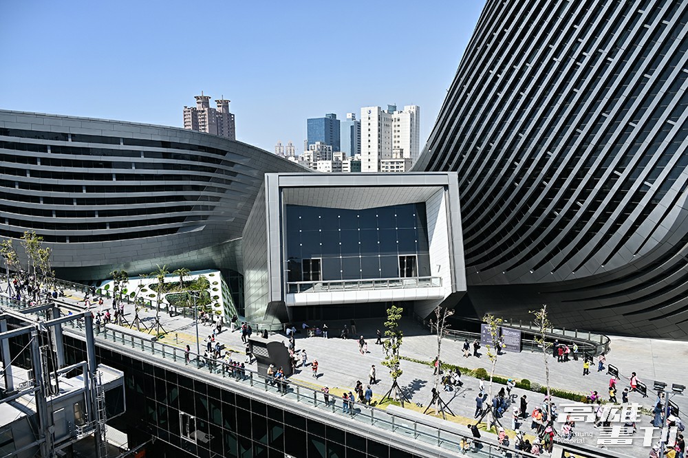 從「七海探索者號」眺望全新啟用的高雄港旅運中心3樓海岸步道。(攝影/Carter)