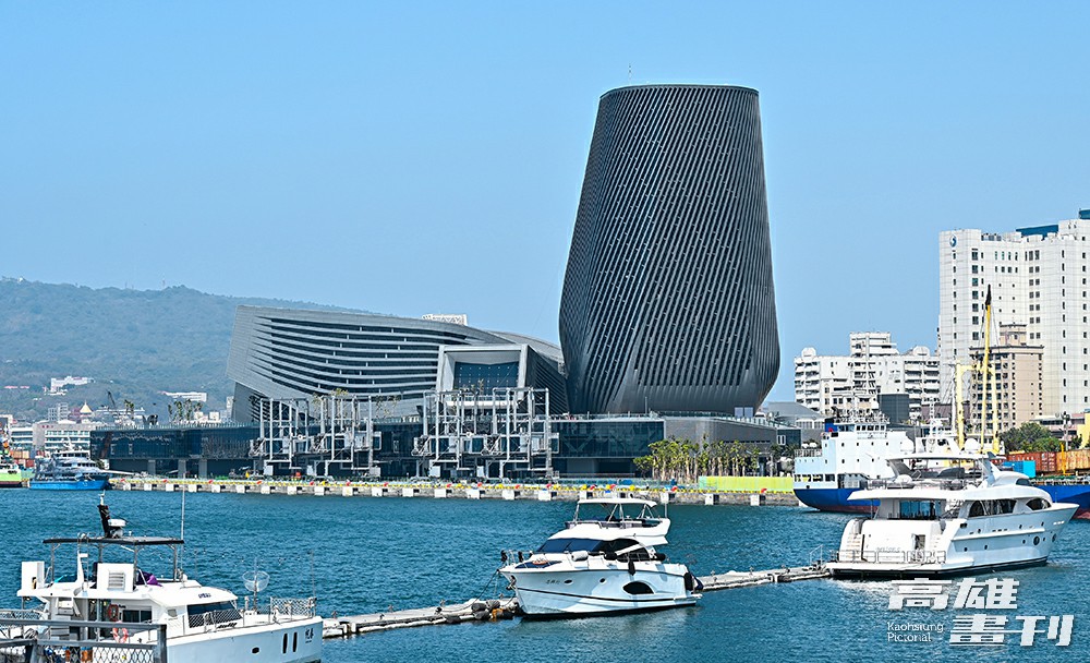 高雄港旅運中心以海浪流體動態為設計意象，遠看有如巨型鯨魚棲息港灣，外觀充滿未來科技感。(攝影/Carter)