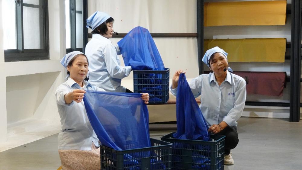 高雄勞工博物館推出勞動劇場《揮灑青春～女孩站起來》，由志工演員重現1970年代加工區女性勞動者職場及家庭的故事。(圖片提供/高雄市勞工博物館)