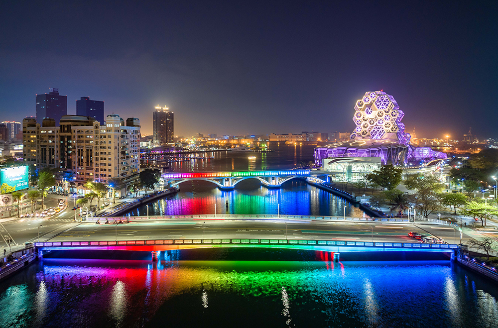 今年4月高雄舉辦演唱會期間，高雄流行音樂中心及愛河沿岸橋體閃耀平權彩虹，象徵高雄是一座多元自由、思想不設限的城市。(圖片提供/高雄市政府文化局)
