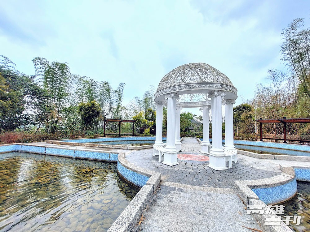 森林公園占地廣大，設有咖啡廳、遊客中心等設施以及藝術造景，鏤空水景涼亭是熱門的美拍地點。(攝影/ Naru)