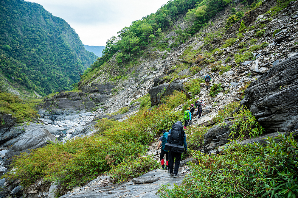 部落巡守隊於2021年成立，在乾季期間每月2次上山巡查，得跋山涉水4天，巡視4處14顆岩體。（圖片提供/高市府文化局）