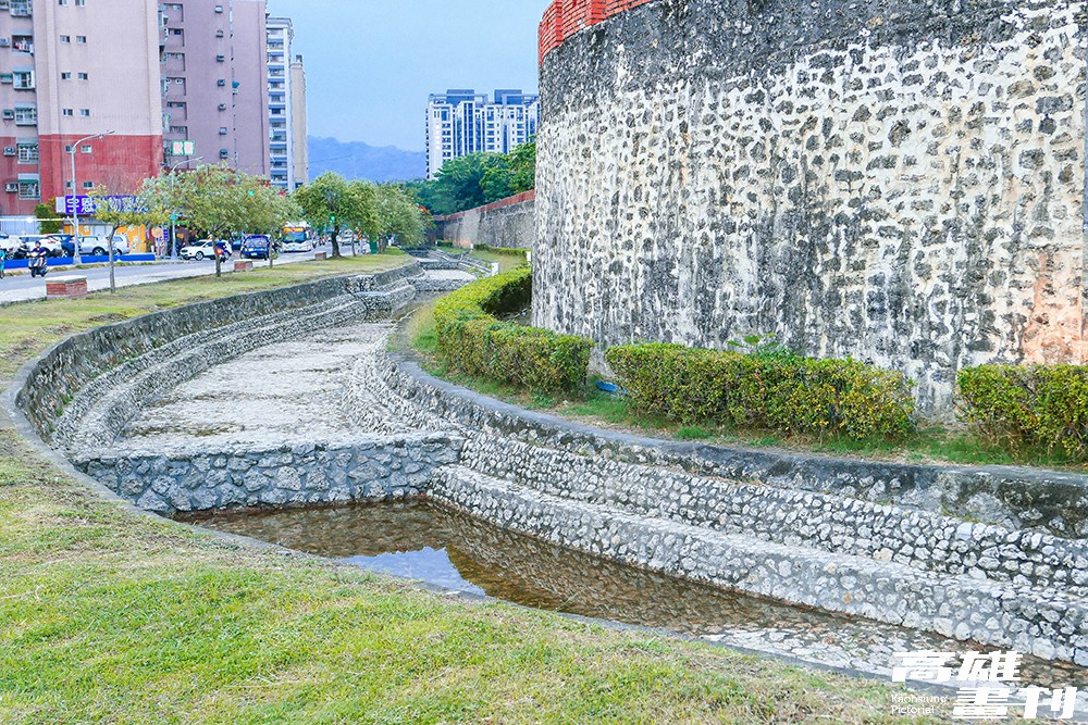 左營舊城東門，城牆外長達500公尺的護城河，2020年引蓮池潭水，護城河也終於恢復通水。(攝影/Naru)