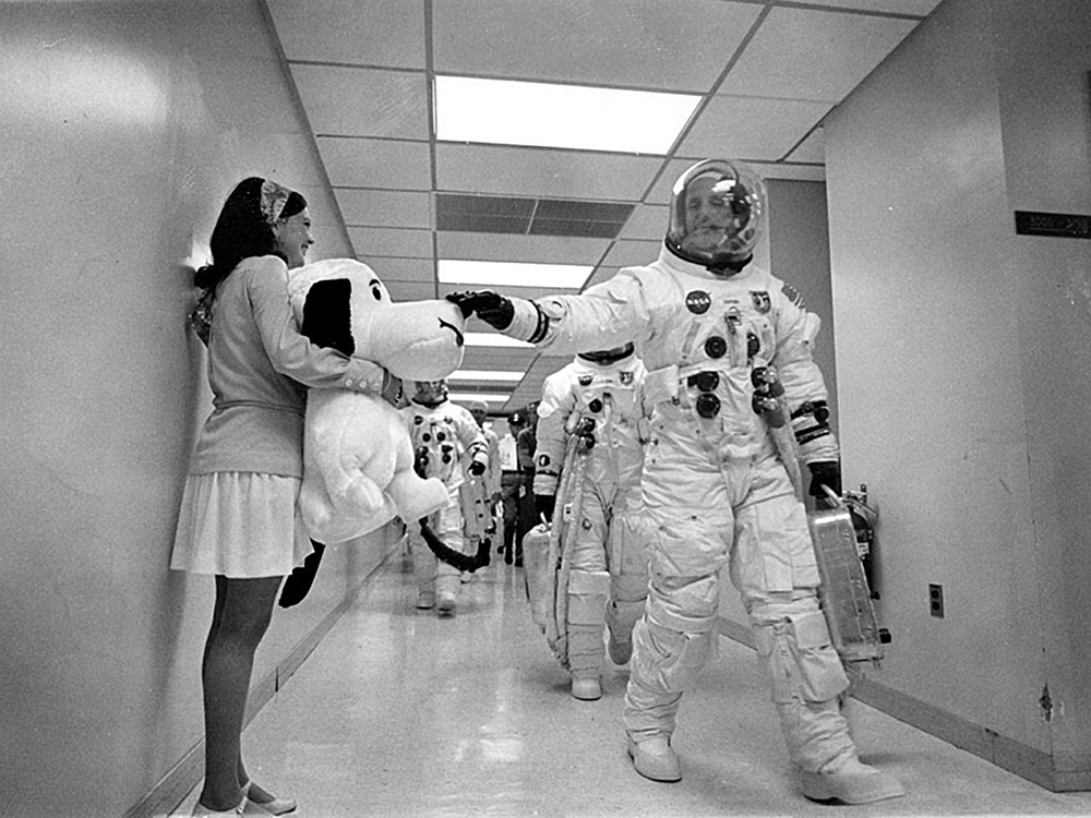 從老照片中可以看到，太空人出任務前，Snoopy玩偶在旁歡送。