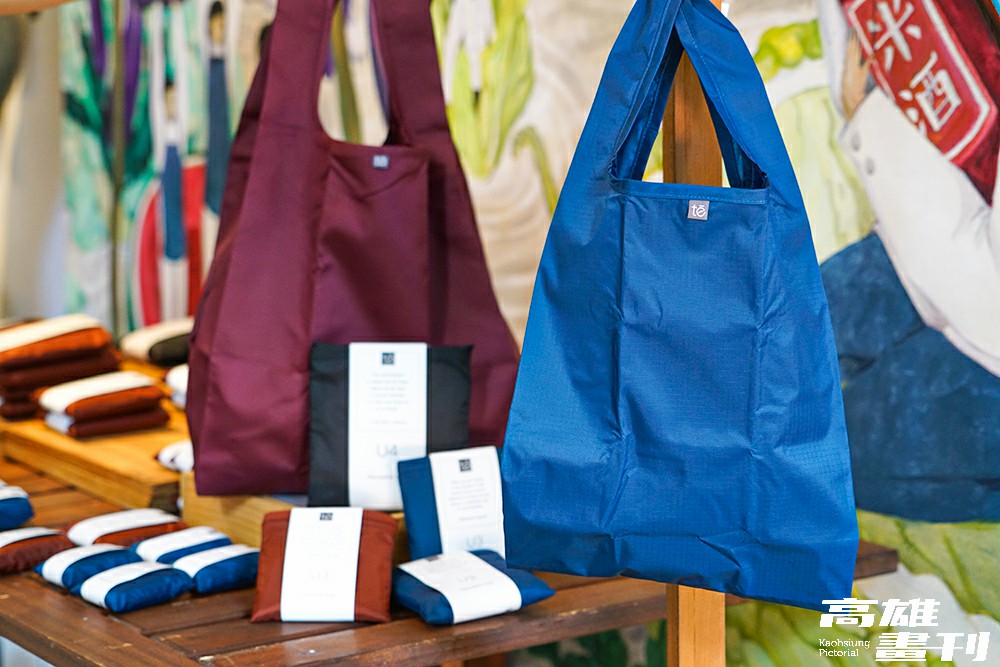 店內引進品牌「簡單袋」利用零碼布製作環保袋。了解消費者喜新厭舊的心理，為了讓資源重複利用最大化，更開啟「好袋循環」，提供優惠折抵，鼓勵消費者回收「簡單袋」。(攝影/Cindy Lee)