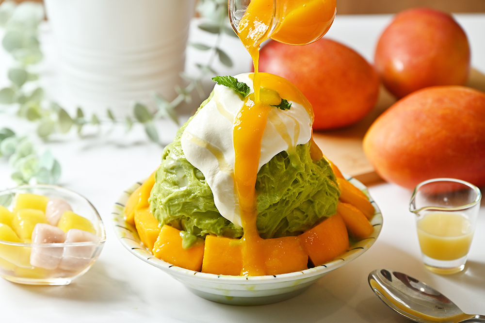 抹茶雪花冰的綠，搭配鮮黃芒果和緩緩流下的純白奶蓋，視覺上立即達到降溫效果。(攝影/Carter)