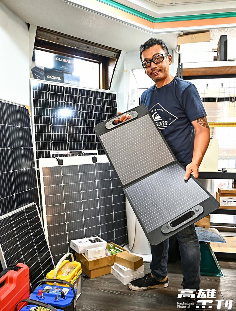 店內銷售琳琅滿目的商品，光是太陽能板就有硬式太陽能板、軟式太陽能板與折疊式太陽能板等種類。(攝影/Carter)