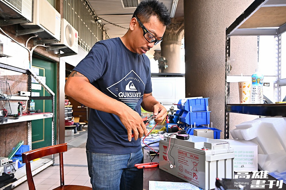 網紅龍哥的電池專賣店，經常幫客人組裝電池，依照客人需求去搭配設備。(攝影/Carter)