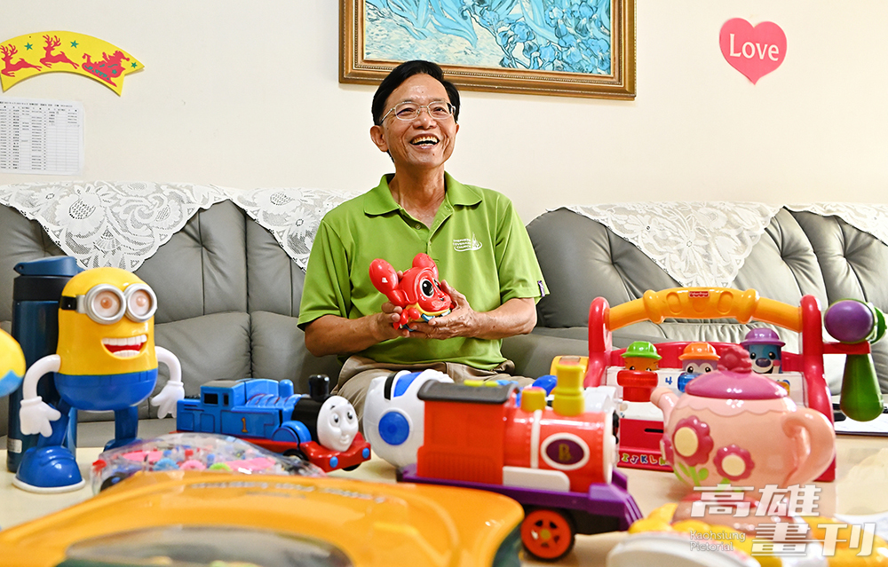 電子公司退休的蘇顯榮，創立「蘇爸玩具醫院」，專門維修壞掉的玩具，6年來共經手1500多個玩具。(攝影/Carter)