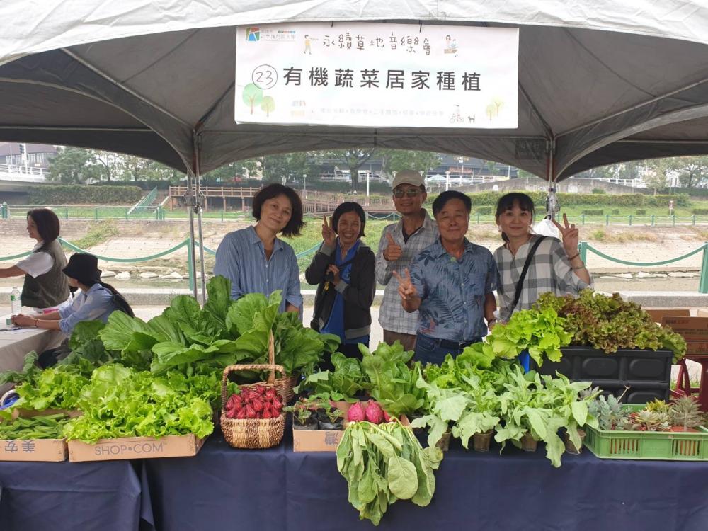 北高雄社區大學有機蔬菜居家種植成果展。(圖片提供/陳乙平)
