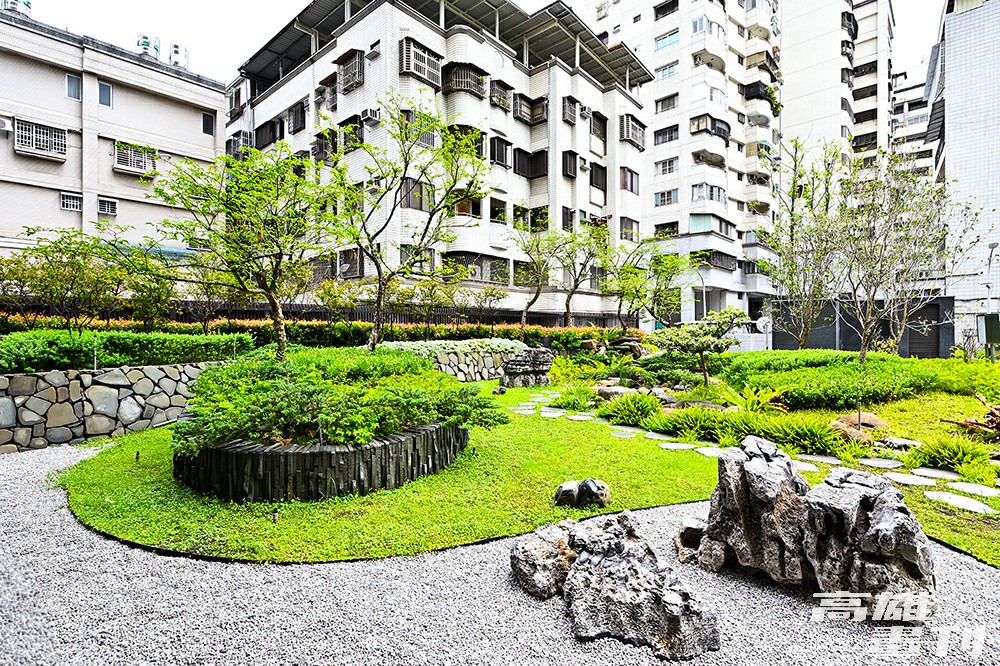 建築後方的花園植栽為大樓交誼空間帶入滿室綠意，周圍鄰居也同享視覺的療癒。(攝影/Carter)