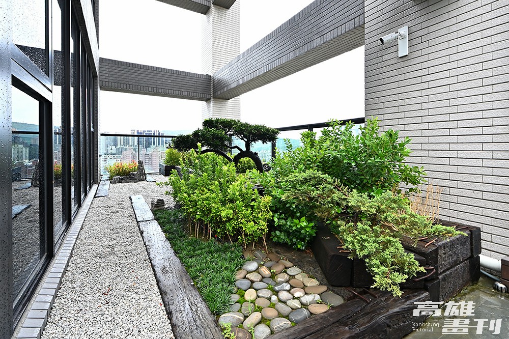頂樓公共區域選擇適合的植栽綠化，降低建築外殼熱負荷，為住戶提供休閒賞景的空間。(攝影/Carter)