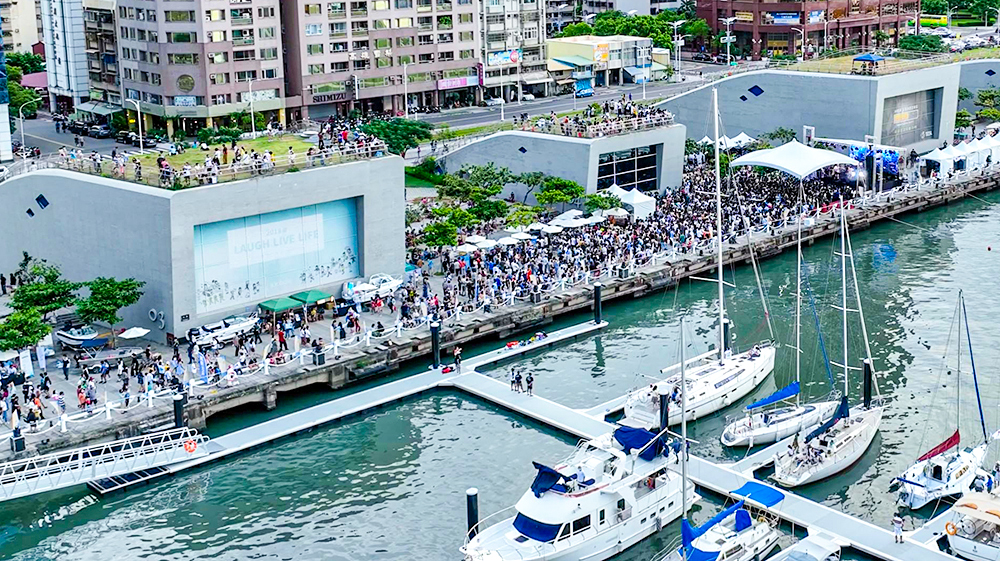 2022高雄「海洋派對」結合海上活動、文創手作、海洋漁產等品牌，還邀集各種創意餐車與人氣美食也成為堤岸的浪漫風景。(圖片提供/高市府海洋局)