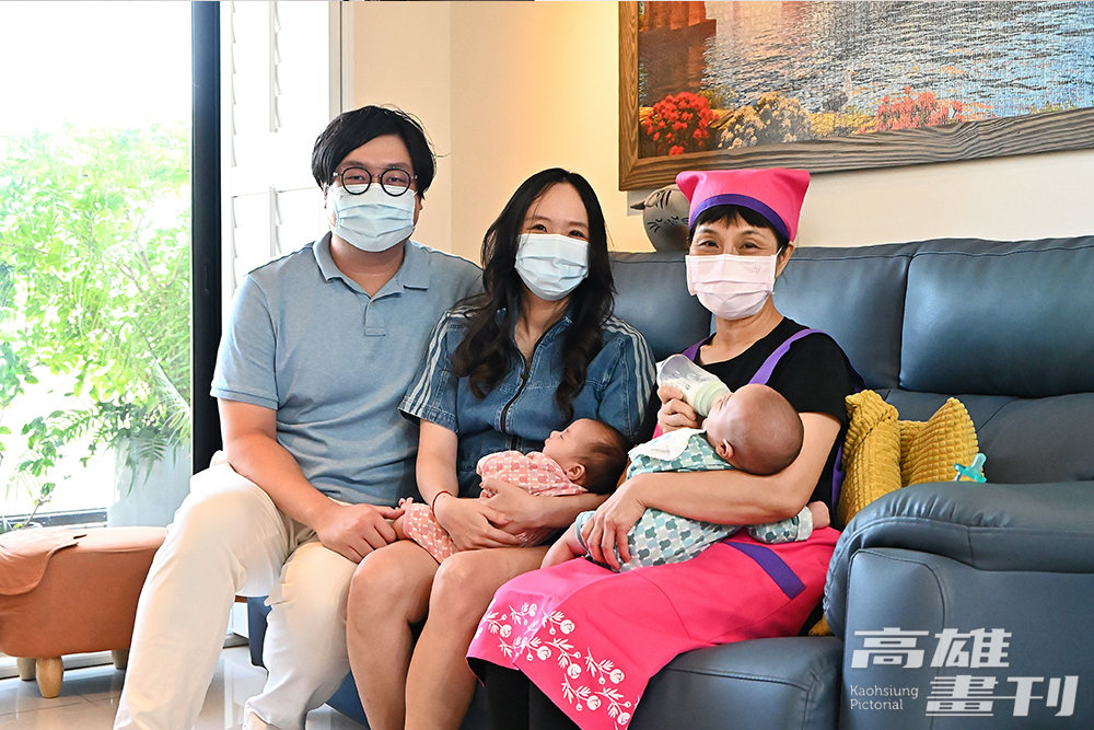 新手爸媽楊凡萱（中）與先生，生了一對可愛的雙胞胎，向社會局申請「坐月子到宅服務」，媒合到經驗豐富的月嫂林蓮棣（右一），減輕照顧雙胞胎的壓力。(攝影/Carter)