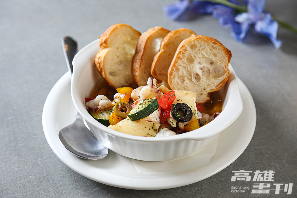 油泡時蔬章魚佐麵包是超人氣料理之一，沿襲西班牙經典作法，經橄欖油煉過的章魚吃起來不腥不油。(攝影/Carter)