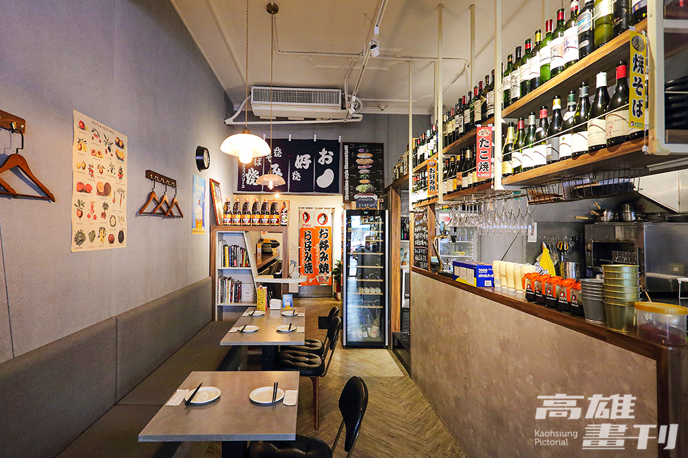 手刀鉄板バル是高雄首家鐵板主題料理的日式居酒屋，有別於傳統日式深夜食堂氛圍，空間感營造咖啡館風格，更貼近和風洋食的輕鬆隨性。(攝影/Carter)