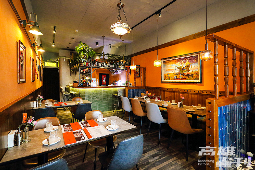 Mamacita Tapas Bar伊人西班牙小吃吧雖然小隱於市，空間用色氛圍上充滿了西班牙熱情亮麗的設計語彙。(攝影/Carter)