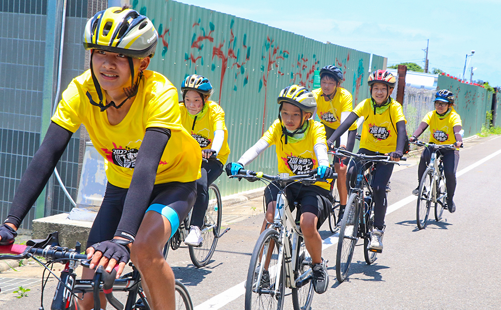 逆轉聯盟每年舉辦單車環島挑戰，陪伴孩子用雙腳感受臺灣，用雙眼看見臺灣的美好，透過挑戰與活動培養孩子的自信心。(圖片提供/逆轉聯盟)