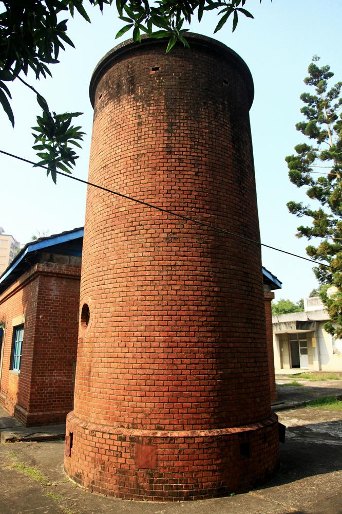 紅磚瓦建造的圓柱塔為水塔功用。