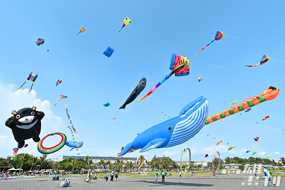 「2023旗津風箏節」大型造型風箏和串型風箏飄揚蔚藍天際，壯麗畫面讓人美照拍不完。(攝影/Carter)