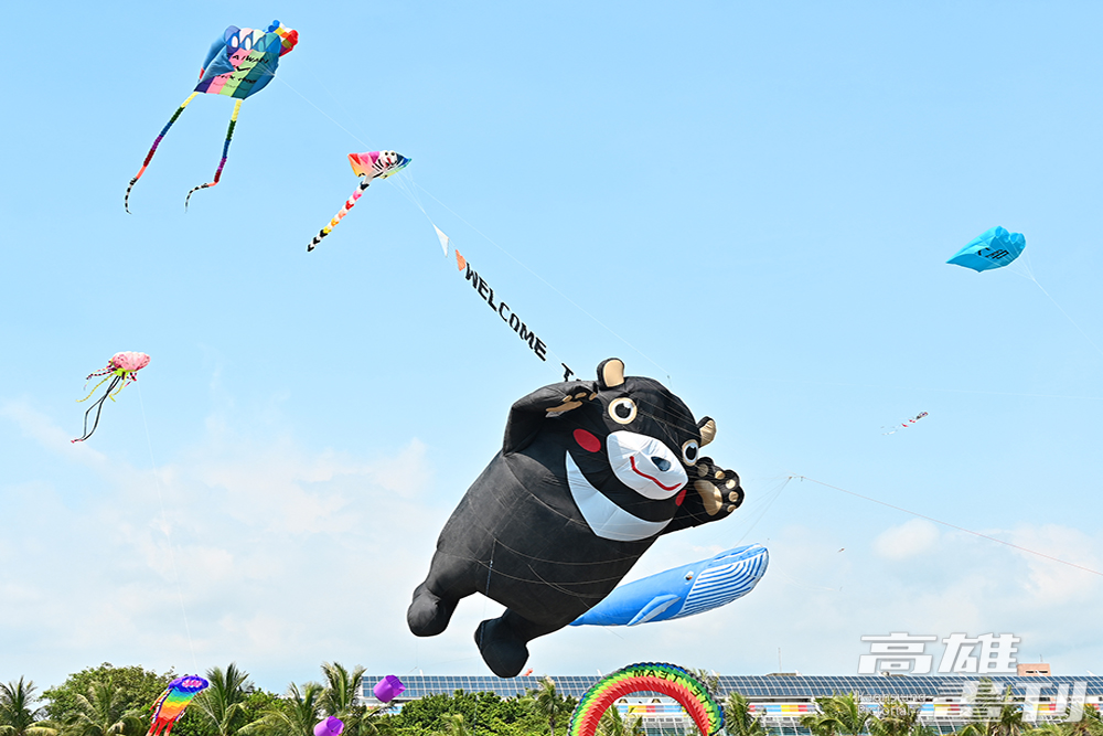 12米高雄熊軟Q的在空中擺動，與日本超人氣熊本熊串型風箏、色彩繽紛的七彩熊等攜手飛上天，十分可愛吸睛。(攝影/Carter)