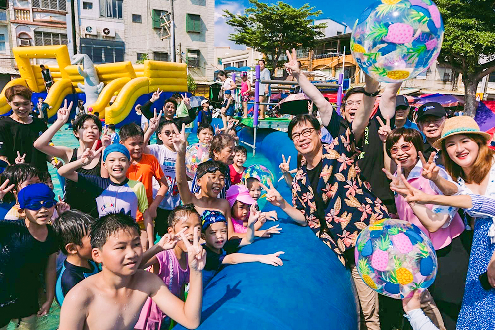 風箏節會場化身親子水樂園，位於豐收廣場和海之星沙灘俱樂部的10座戲水氣墊，讓大小朋友都能戲水消暑玩得痛快。(圖片提供/高市府觀光局)