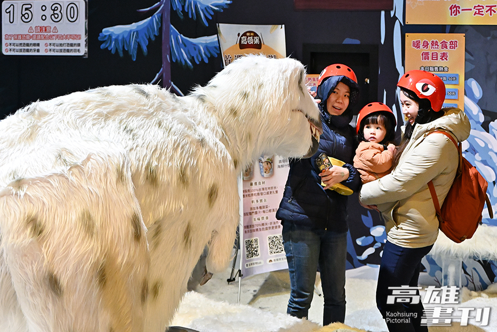 白熊龍為雪地最強掠食者，展場規劃「白熊龍互動實境秀」，讓大小朋友有機會與這兇猛角色互動。(攝影/Carter)
