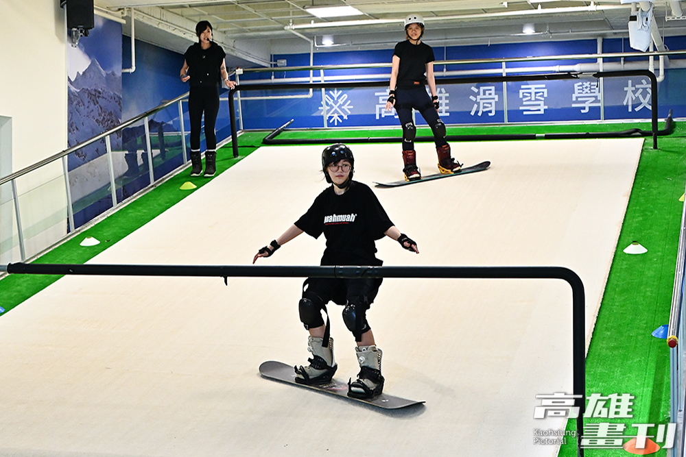 高雄滑雪學校為全臺少數學習滑雪的場所，現場設專業機臺，讓民眾可透過各式滑雪課程練習滑雪技巧。(攝影/Carter)