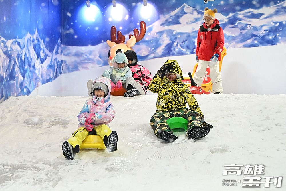 孩子們在雪坡上齊聚，大家一起喊「出發！」乘著滑雪板一起急速往下滑，刺激百分百。(攝影/Carter)