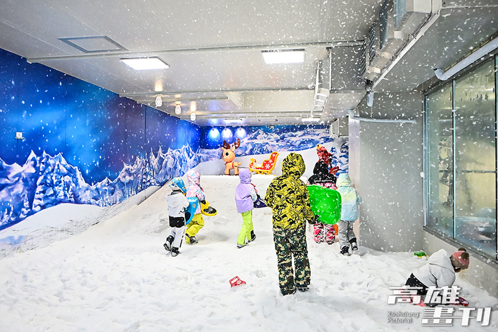 高雄滑雪學校斥資千萬引進國外核心技術，造出來的雪，猶如北海道雪地般的鬆軟細緻，落在臉上身上會慢慢融化。(攝影/Carter)