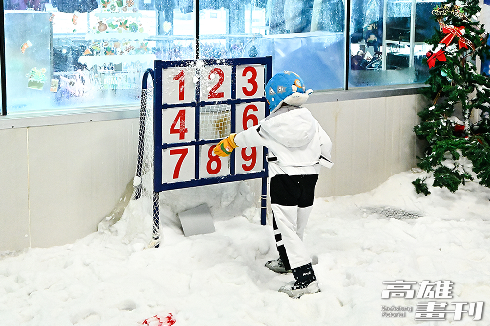 九宮格遊戲讓小朋友練習丟雪球，看誰丟得準。(攝影/Carter)