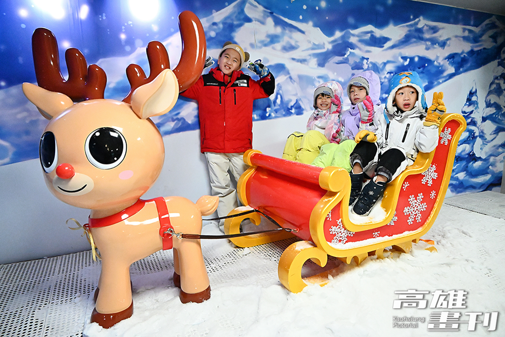 以冰雪奇緣為場景發想的高雄飄雪樂園，拉著雪橇的麋鹿是打卡拍照的可愛主角，在這裡拍照留下歡樂回憶。(攝影/Carter)
