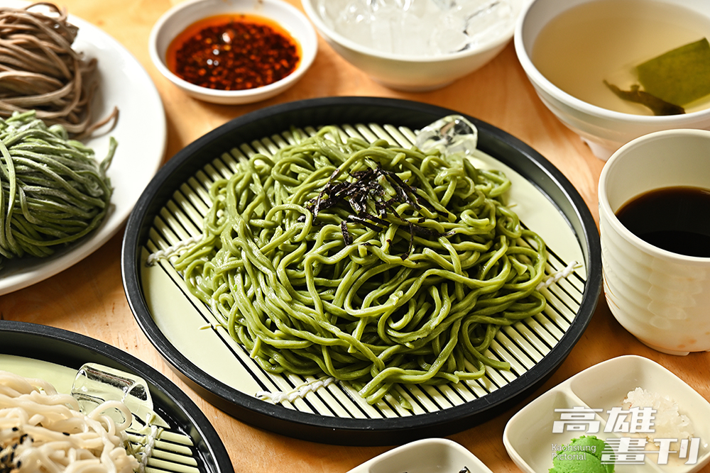 剛煮好的綠藻麵呈現天然綠的鮮亮光澤，是具高營養成分的蔬食新食尚。(攝影/Carter)
