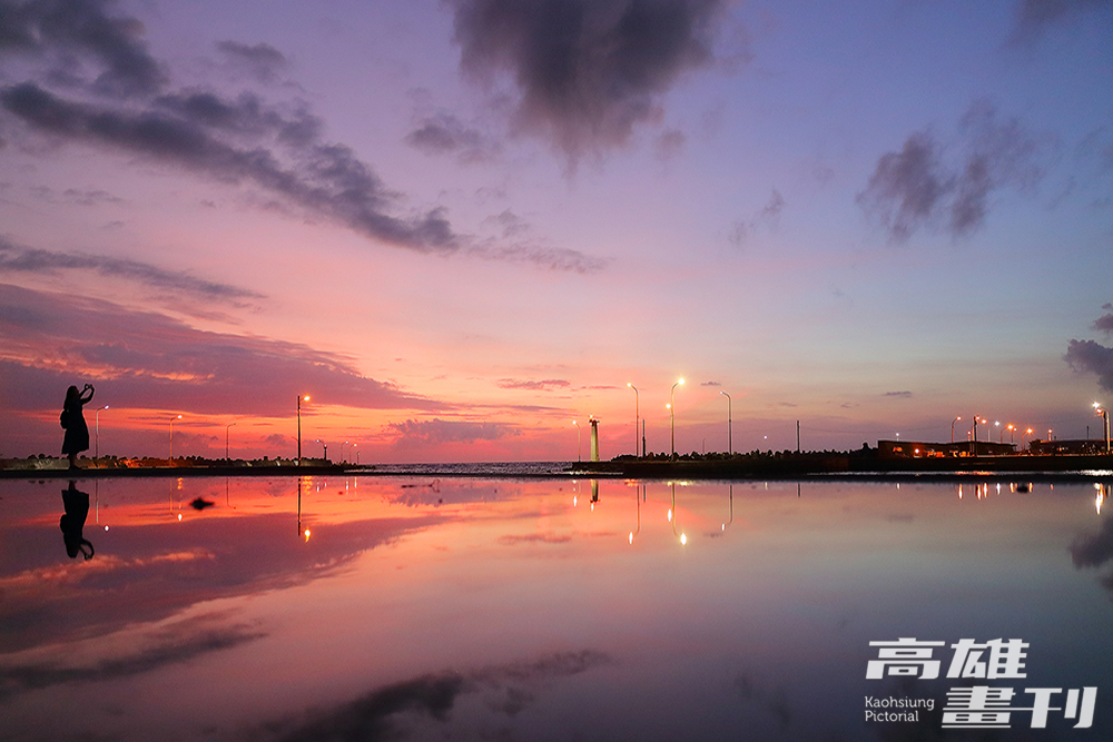 傍晚時刻的蚵仔寮漁港。(攝影/Carter)