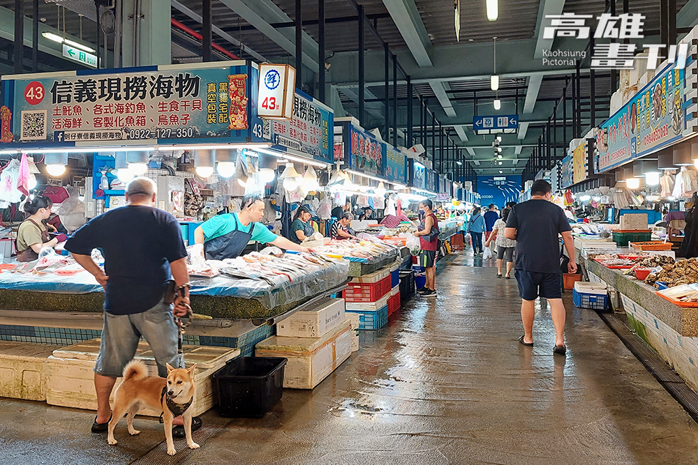 下午大約4點，魚市場內零售攤位會排滿各種現撈仔海魚，種類讓人目不暇給。(攝影/李瑰嫻)