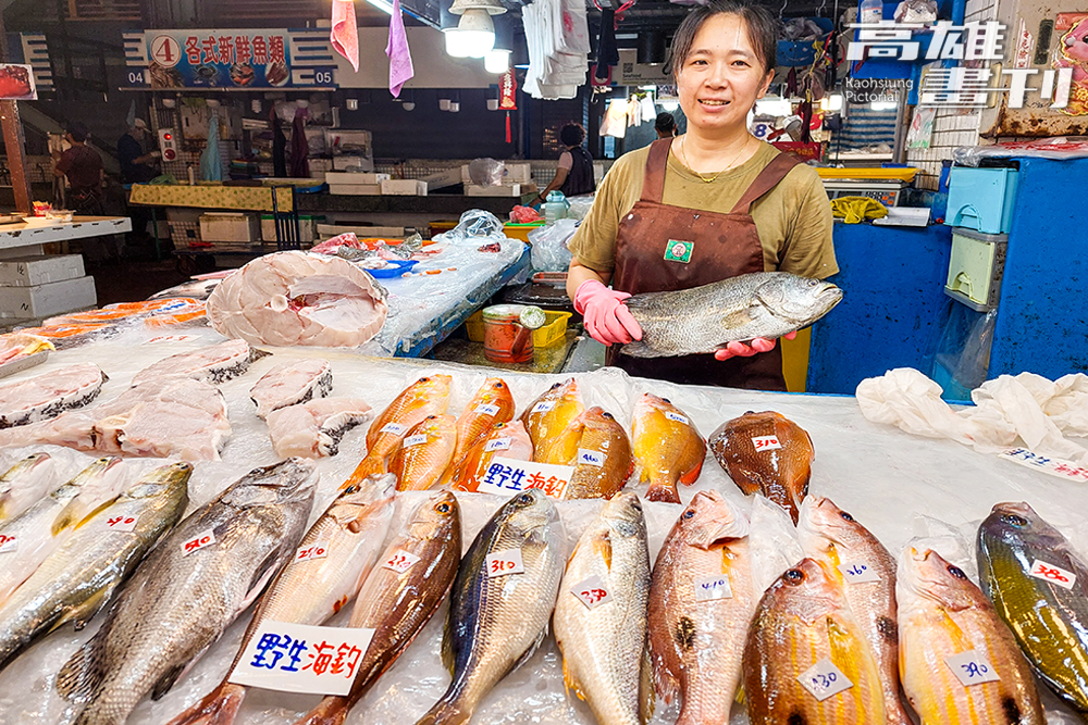 蚵仔寮魚市場各類鮮魚並排於零售攤上，讓人目不暇給。(攝影/李瑰嫻)