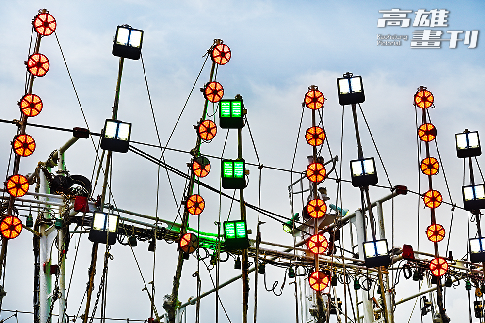 停泊在前鎮漁港的魷秋遠洋漁船「金林號」，從傳統集魚燈改用新型LED集魚燈。(攝影/Carter)