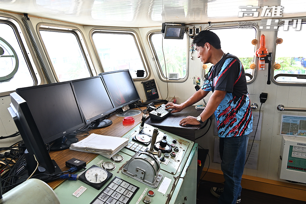 金林號船長陳再福在海上作業時，得緊盯著聲納探測器，找到魚群位置後以集魚燈打出光線引誘魚群集中到船舷附近。(攝影/Carter)