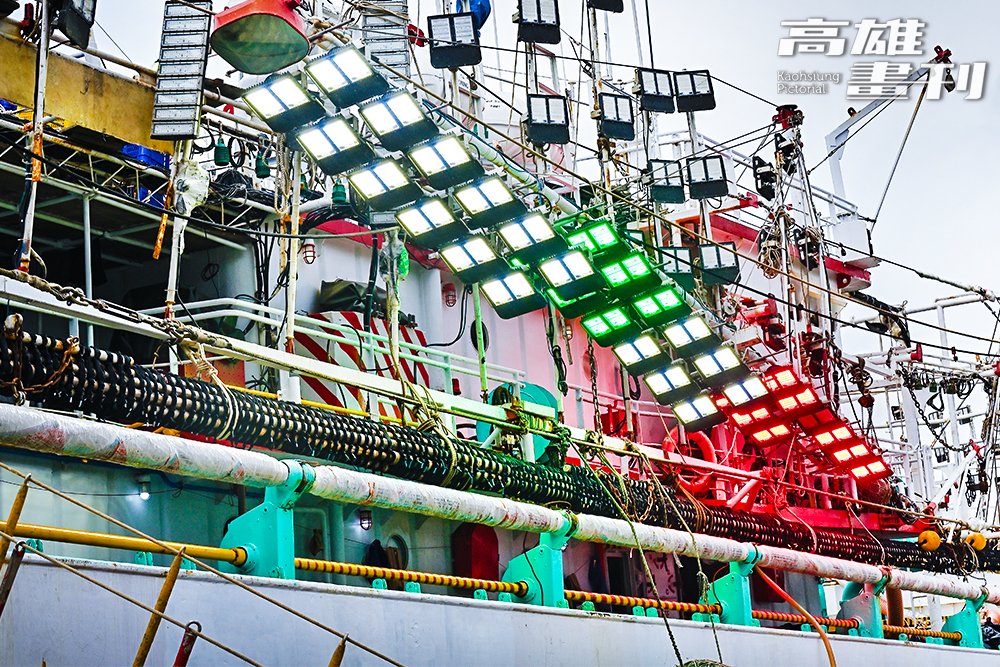 新型LED秋刀魚集魚燈設計分為紅、白、綠三色多色光，擁有不同穿透性，能控制魚群在水中深淺，因應各種情況變換顏色，增加捕撈效率。(攝影/Carter)