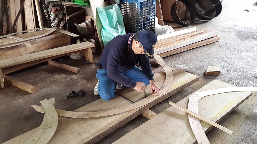 羅國棟與船隊找到董明山老師傅，復刻過去航行在高雄港的手工木造舢舨船，為傳統工藝留下紀錄。(圖片提供/羅國棟)