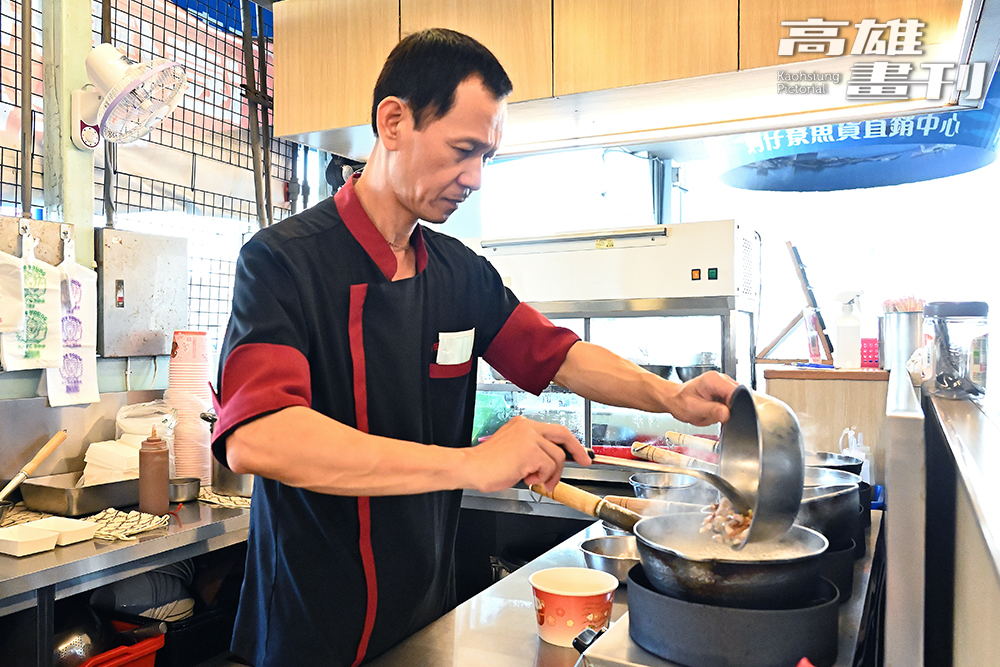 老闆蔡昇年擁有中西餐飲主廚經歷，主打海鮮飯湯叫好又叫座。(攝影/Carter)