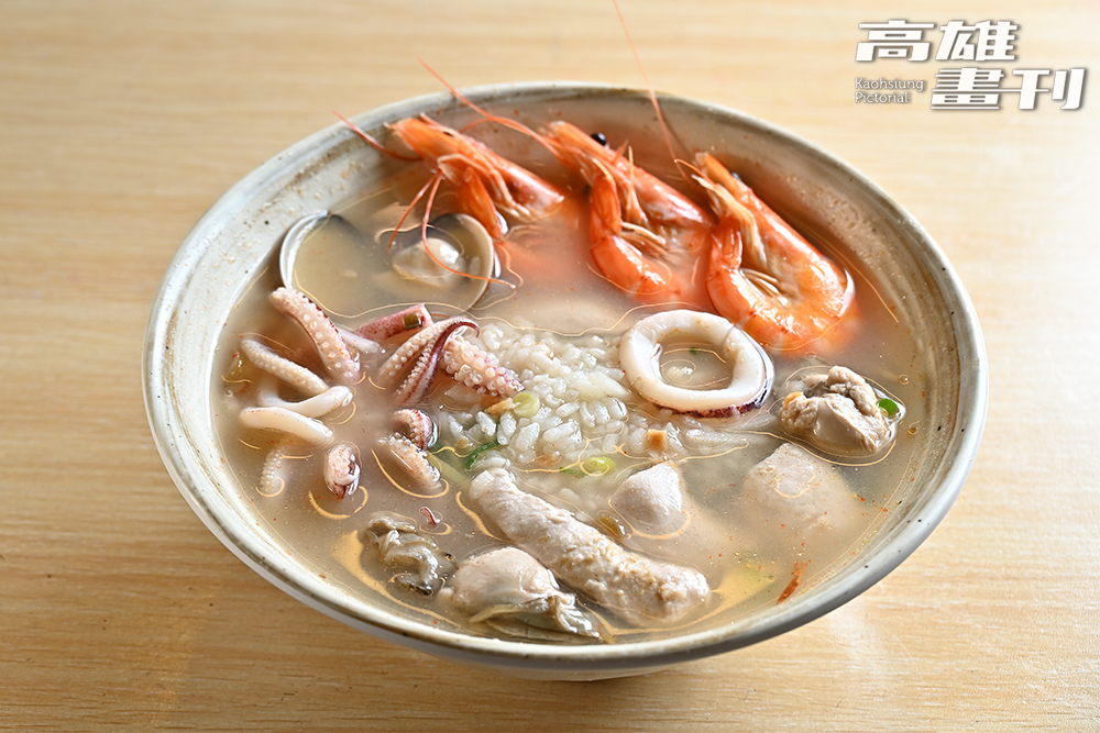 百元（小碗）海鮮飯湯、海鮮麵湯，料好實在，滿滿飽足感。(攝影/Carter)