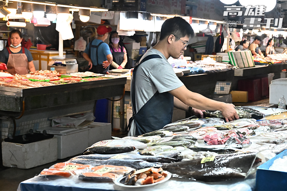 來蚵仔寮漁貨直銷中心逛逛採買海鮮，也有店家提供代客料理服務。(攝影/Carter)