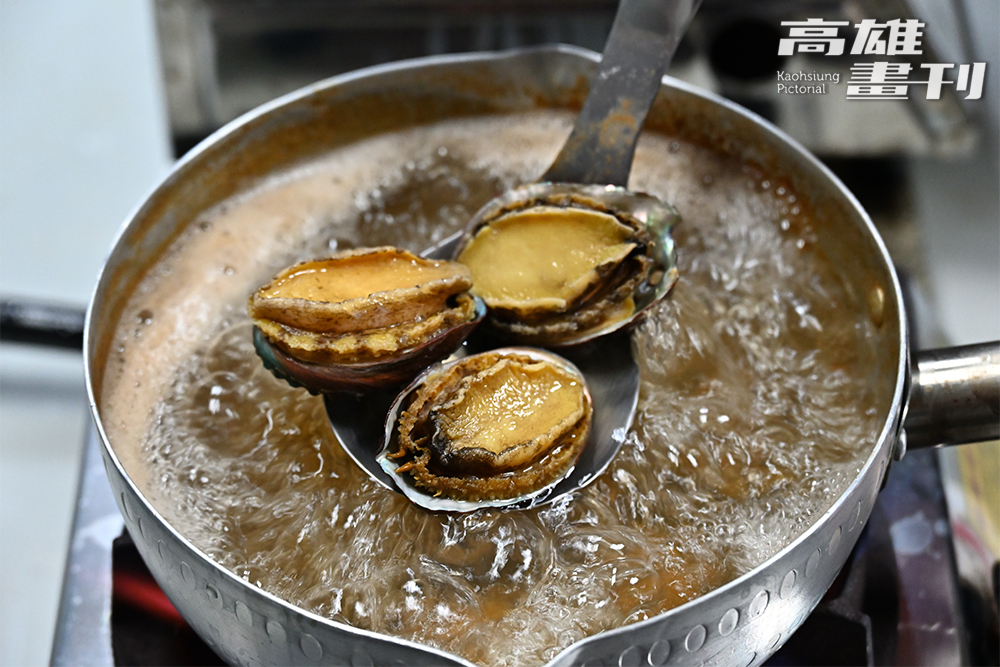 阿祥螃蟹海鮮粥裡吃的到整顆完整的鮑魚。(攝影/Carter)