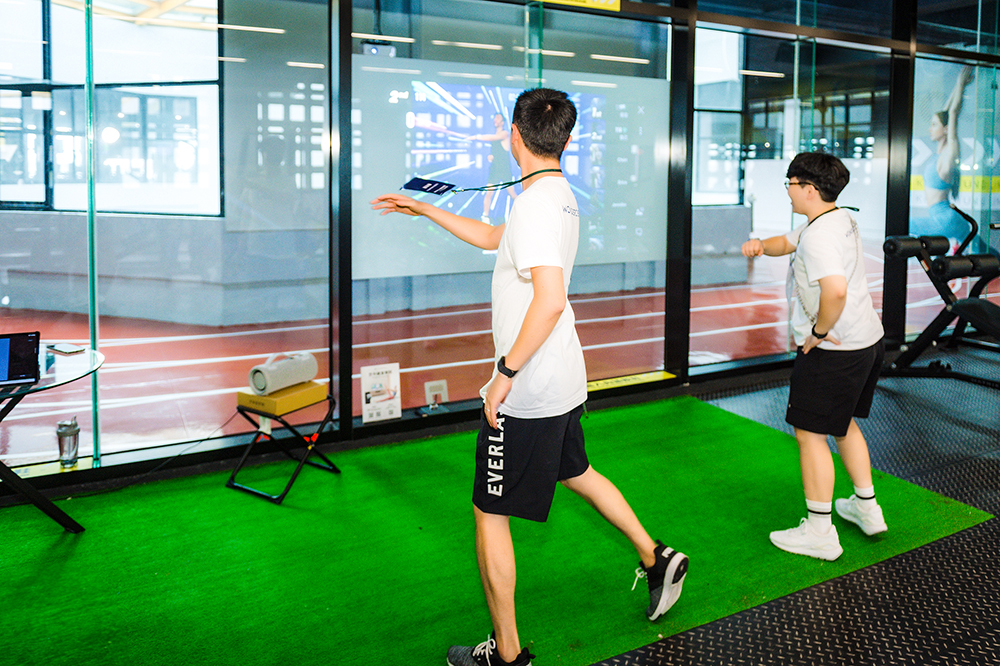 空中健身學院實現只要有網路連線，不論身在何處都能跟著教練一起健身。(圖片提供/苓雅運動中心)