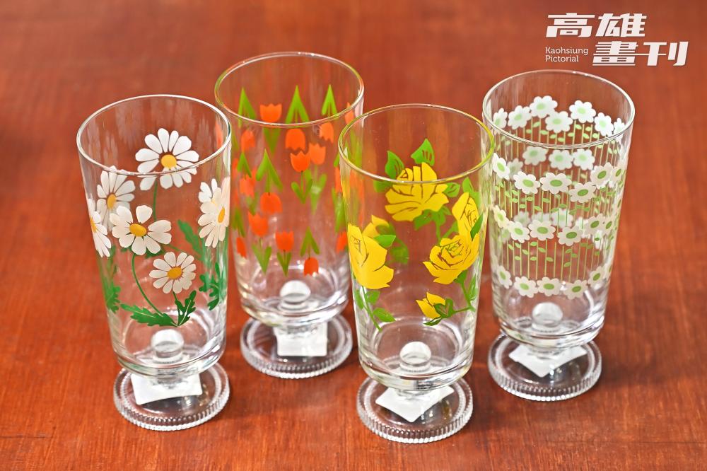 超可愛的小型達摩(上圖)及印上老派印花的復古玻璃杯(下圖)，都是碗容奶奶家的超人氣商品。(攝影/Carter)